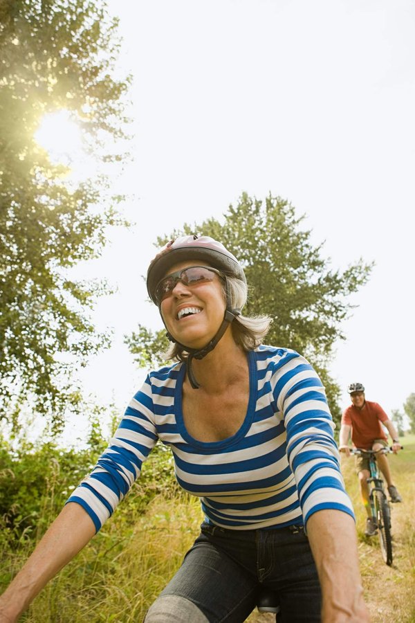 Peut-on louer des vélos ou d'autres équipements au camping Les Champs Blancs ?