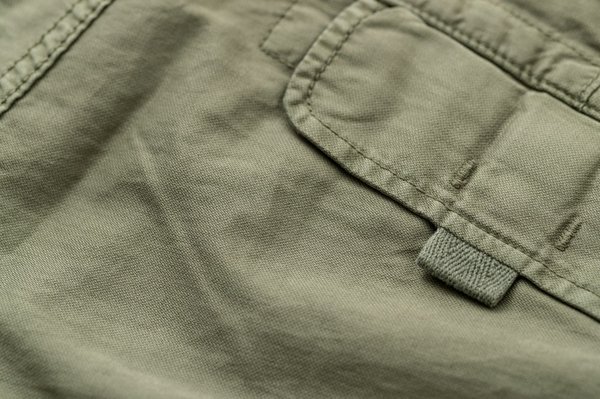 Quelles sont les différences entre un pantalon cargo et un pantalon militaire?